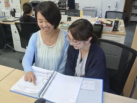 入社後は、先輩スタッフが業務について丁寧にお教えしていきますので、ご安心ください！