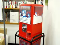 社内には、当社オリジナルガチャガチャが！中には1万円札も・・・！
