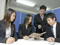 初めは書類作成などの事務的なお仕事がメイン。少しずつお仕事を覚えていきましょう！