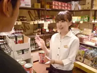 お客様には、商品の使い方や味など丁寧に説明をします。