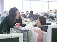 互いに意見を出し合いながら仕事を進めています。