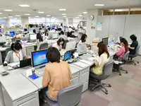 広々としたオフィス。一人ひとりのワークスペースを充分にとっているので、働きやすい環境です。