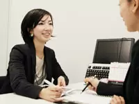 入社後、まずは先輩社員に着いて業務の流れを覚えていってください！