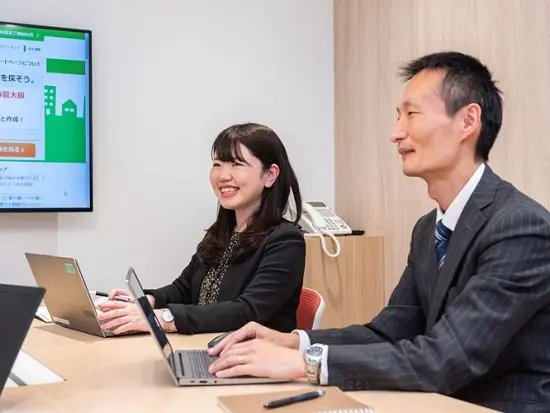 社内では「さん」付けで呼び合う文化が根付いており、誰もが気軽に意見を言える和やかな雰囲気があります！