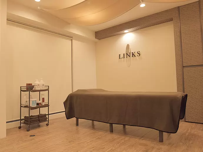営業職はサロンや美容院など、様々な場所で美容製品を展開していきます。