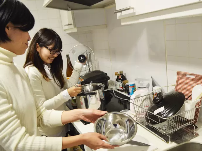 ランチはオフィスのキッチンを使って自分たちで作ることも！材料は会社負担！