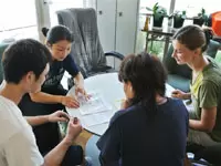チームワークを大切にしている当施設。お互いフォローし合いながら、円滑にお仕事を進めています。