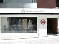 表参道にある直営店。幅広い年代のお客様がご来店されます。