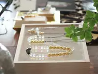 洋服からアクセサリーまで、日本製にこだわって制作しています。