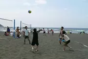 夏にはビーチボール大会も♪年齢・役職関係なく思いっきり楽しみます。