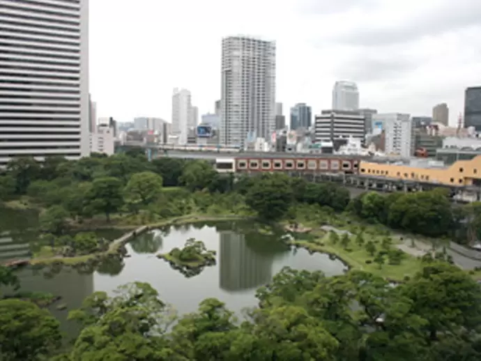オフィスからは庭園が一望でき、ほっと一息つきたいときには最高の景色です。