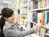 社内には沢山のビジネス書が。働きながら知識を身に付けることができます。