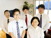 三郷営業所の営業社員の方々。若手からベテランまで、幅広いメンバーが活躍しています。
