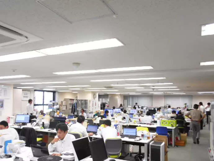 浦和駅から徒歩5分にあるオフィスは、広々として快適に働ける空間です。