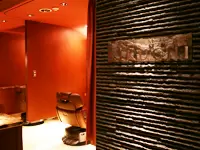 オシャレな店内。お客様にゆったりとくつろいでいただける空間を演出しています。