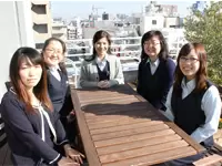 本社屋上には庭園＆ウッドデッキ完備。天気が良い日はランチも楽しめます♪