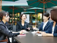 オシャレなカフェで意見交換。年齢や経験の壁を越えて、和気あいあいとした雰囲気です。