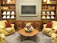 本店のウェイティングルーム。重厚な雰囲気が、静かなひと時を演出。