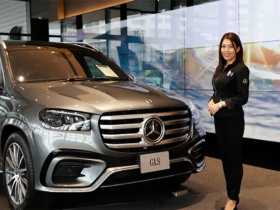 勤務するのはスタイリッシュなショールーム。輸入車や接客についてイチから学べる研修で成長できます。