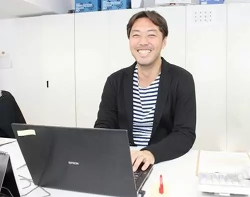 代表に「写真撮りますよ！」とカメラを向ければこの笑顔(笑)いつもは眼鏡をかけています！