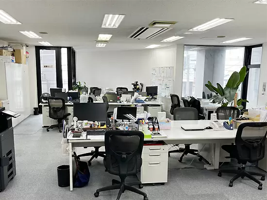 距離を取る為に1人ひとり広いスペースで仕事していただいてます。（ありのまま過ぎてすみません！！）