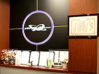 ワークライフバランスを推進している当グループ。本社エントランスには、様々な表彰状が飾られています。