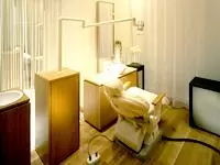 お客様にくつろいでいただくために、施術を提供する部屋は全て個室。歯を削る音や消毒の臭いもありません