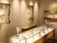 こちらは表参道店での店内写真。落ち着いた雰囲気でお客様をお迎えします。