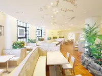 ハワイの雰囲気が漂うオシャレな店舗！働いているだけで、気分も上がります！