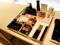 メイクルームには、資生堂「クレ・ド・ポー ボーテ」のメーキャップ製品がずらり。