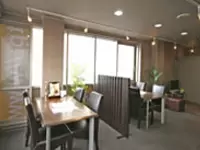 店内は木製の家具が使われていて、話しやすい落ち着いた雰囲気です。