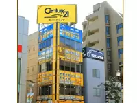 交差点の一角にある、センチュリー21の黄色い看板が目印の当社。お客様へも説明しやすい立地です。