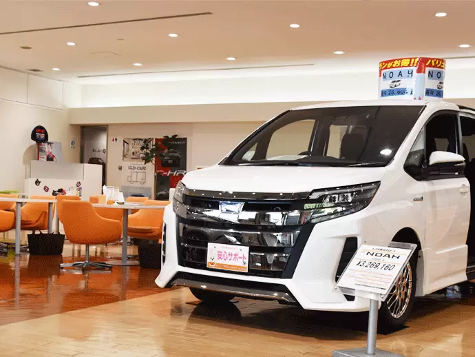 車についての知識は入社してから身に付けれるので、ご安心ください。(写真：新車販売店舗)