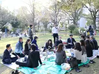 先日の花見会、社内行事も和気あいあい楽しんでいます。