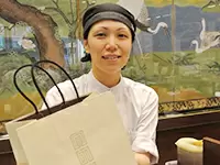 目白本店では、取材中も次々とお客様が・・・。地元の皆さまに愛されるお店に成長しています