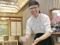 京都四条本店、東京目白本店などには茶寮スペースもあり、優雅なティータイムが人気！