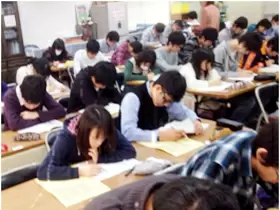特別講座の風景。生徒のサポートも重要な仕事です。