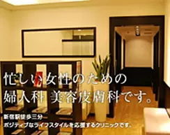 清潔感のある白を基調とした待合室。