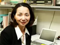 代表の花沢司法書士。女性ならではの柔らかな対応力が評判です。