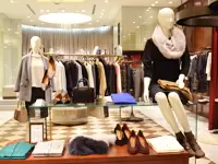 服からバッグ、靴、アクセサリーまでお客様をトータルでコーディネートできます。