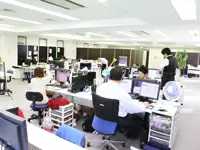 横浜本社のフロア風景。自由に意見が言い合える、明るく風通しの良い環境です。