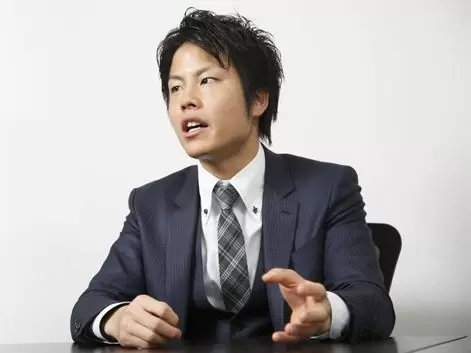 代表の関は24歳。若手起業家として手腕を振るい、会社は急成長を遂げている。