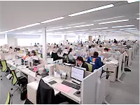 フラットで広いスペースの社内。いつも社員の活気に溢れています