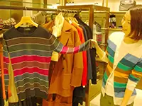 当店の定番ニット。カラーバリエーションも豊富で、１番 "JOHN SMEDLEY"らしい製品です。