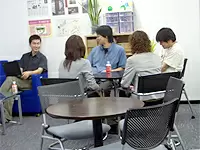 ガラス張りの明るく開放的なリフレッシュルーム