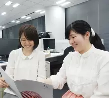 積極的に知識を吸収し、業務を引っ張って頂けるような積極的な方をお待ちしています。