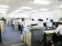 明るく開放的なオフィス環境。20代～30代が中心に活躍しています。