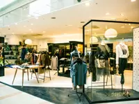店内には、メンズ・レディース・雑貨など幅広くとりそろえ、スタイリッシュな雰囲気です。