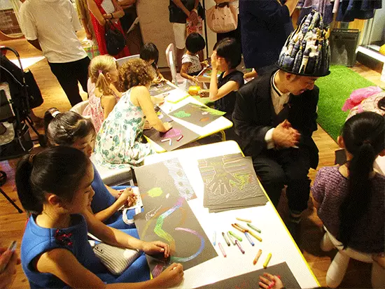 ワークショップで子供たちが描いた絵は生地にプリントされ、洋服になってコレクションに登場しました。
