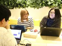 仕切りのない長椅子と目にも優しい緑があるオフィス。賑やかな仲間たちも魅力の一つです。